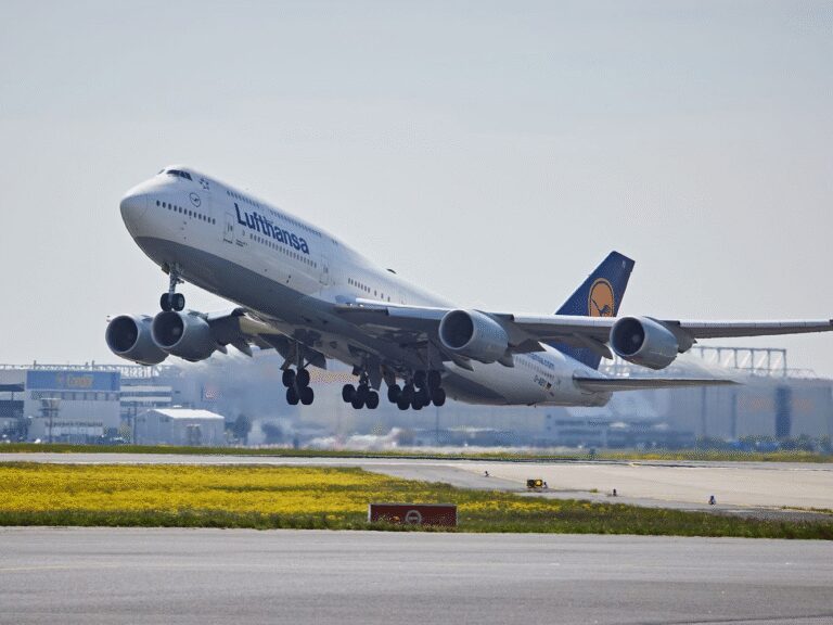 Lufthansa flight flew for 10 minutes without a pilot | बिना पायलट 10 मिनट तक उड़ती रही लुफ्थांसा की फ्लाइट: को-पायलट बेहोश हुआ था, 205 लोग मौजूद थे, 15 महीने बाद खुलासा