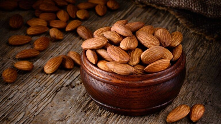 Almonds: बादाम खाने में ये गलती पड़ सकती है भारी, सेहत को हो सकता है नुकसान, इन 3 बातों का रखें खास ध्यान