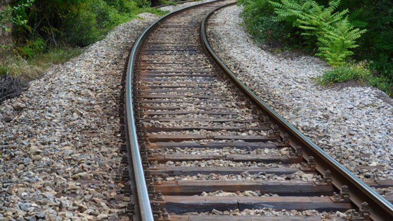 Indian Railways: रेलवे ट्रैक पर क्यों बिछे होते हैं नुकीले पत्थर? वजह जान कर रह जाएंगे दंग – why are stones laid on railway tracks know importance uses of ballast