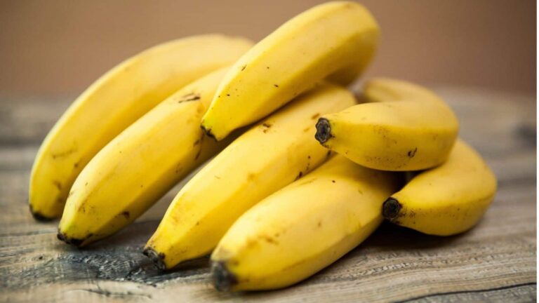 Banana Storage Tips: रातभर में केला हो रहे हैं पिलपिला और बदरंग? जानिए ताजगी बनाए रखने के 5 असरदार तरीके – 5 best ways to store bananas in summer keep them fresh for days