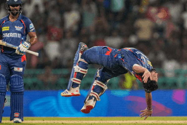 Pant celebrated his century by jumping dainik bhaskar moments updates | नो-बॉल पर कैच हुए जितेश: उन्हें दिग्वेश ने मांकड किया, पंत ने अपील वापस ली; ऋषभ के सिक्स पर सिक्योरिटी गार्ड का कैच