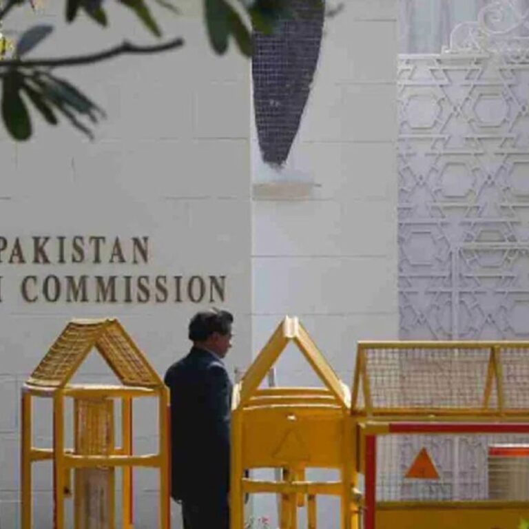 India Pakistan War Action LIVE Photos Video Update; Operation Sindoor Ceasefire | PM Modi Shehbaz Sharif | भारत ने पाकिस्तान हाईकमीशन के अफसर को निकाला: 24 घंटे में देश छोड़ने को कहा; ऑपरेशन सिंदूर में महिला सैनिकों ने भी मोर्चा संभाला था